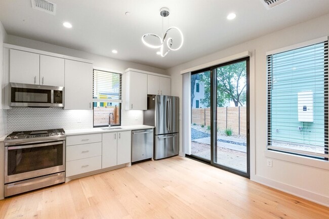 Photo - 1118 Walton Ln