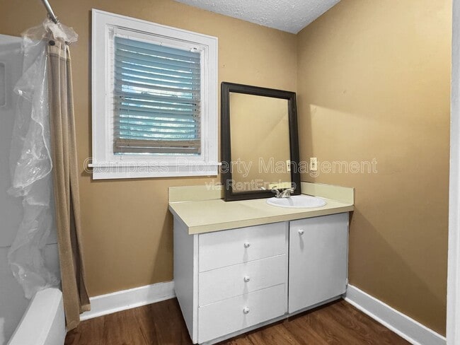 Photo - 617 Fulton St E