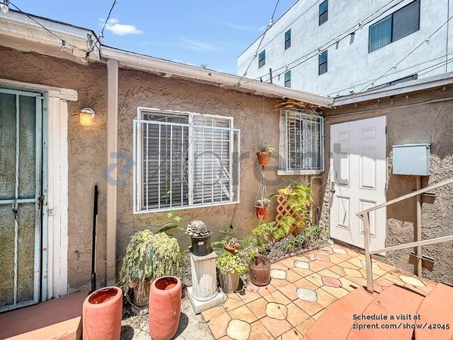 Photo - 6305 Willoughby Ave House
