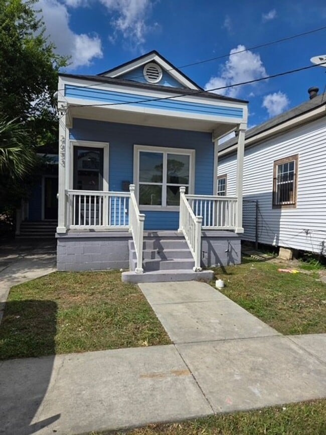 Building Photo - Spacious Single-Family Home just outside o...