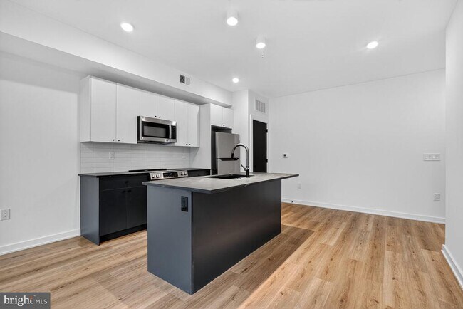 Building Photo - 2219 N 4th St Unit 5