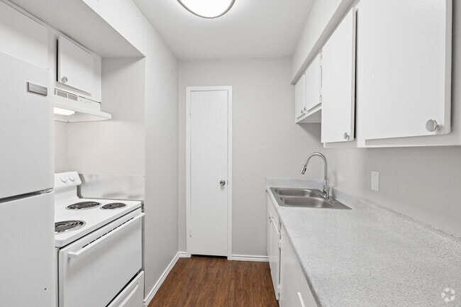 1BR, 1 BA - 632SF - Kitchen