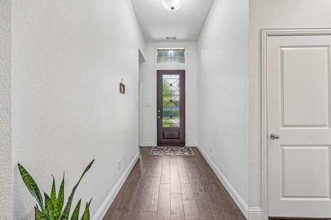 808 Parkland Dr