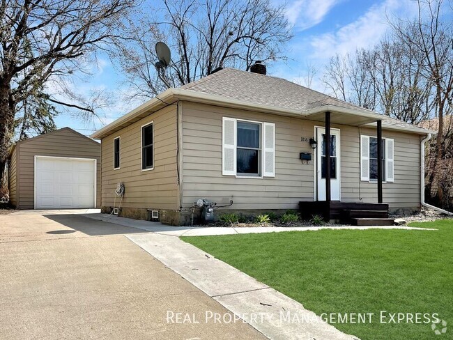 Building Photo - Beautiful 3 Bedroom Home in Southwest Siou...