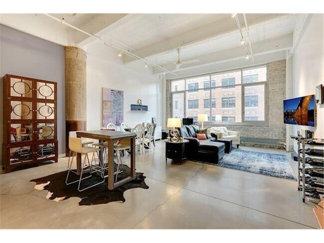 Building Photo - 700 N Washington Ave Unit 326