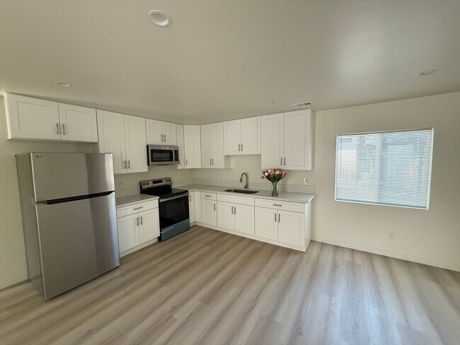 7725 Owensmouth Ave Unit 7727