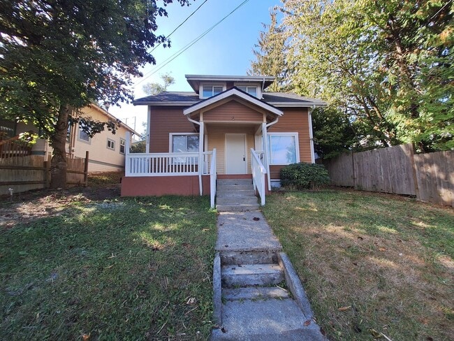 Building Photo - 4 bed 1.5 bath home walking distance to Lo...