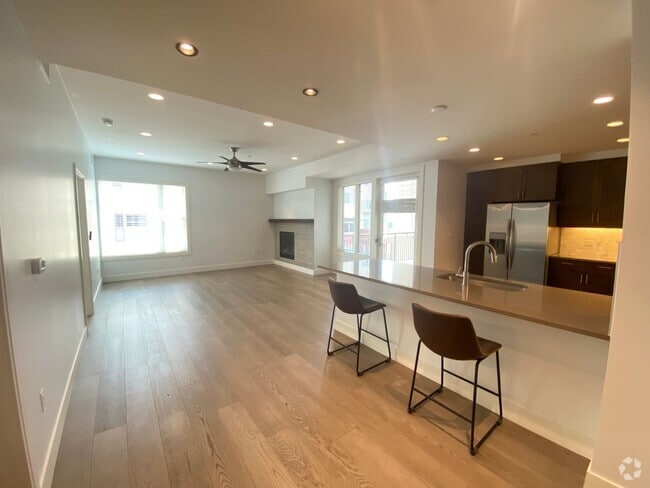 Building Photo - Updated One Bedroom Condo at The Peloton. ...
