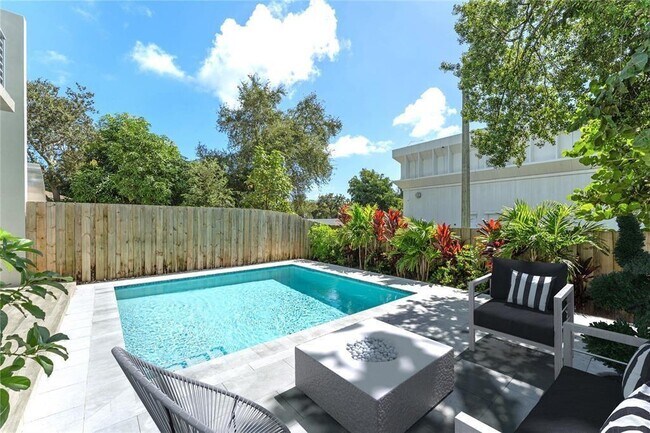 828 SW 30th St