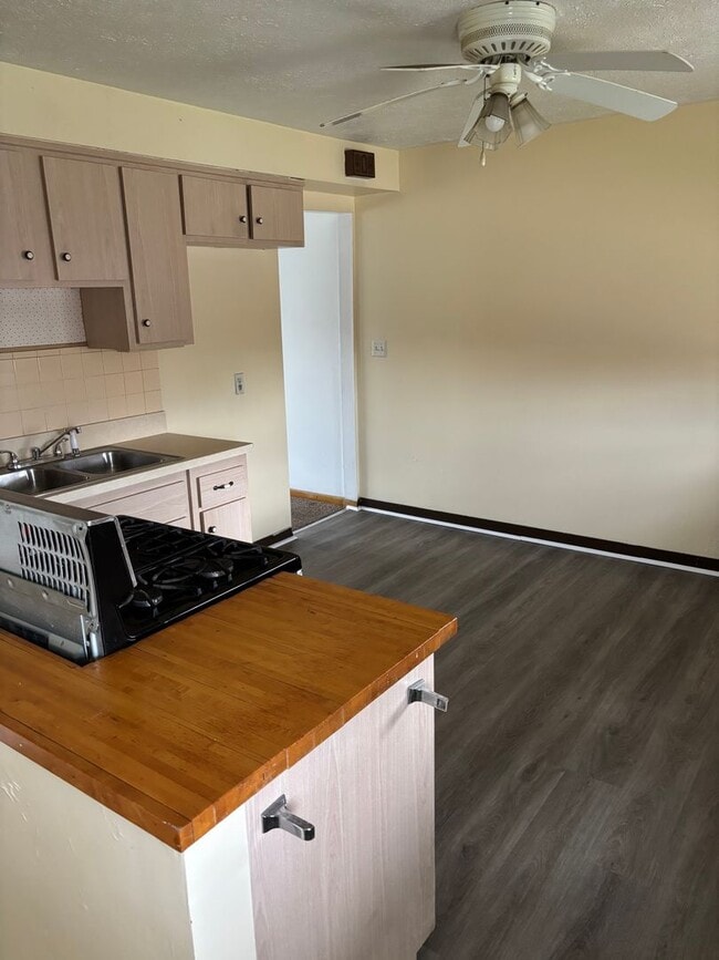 Building Photo - Maple Heights Townhome Section 8