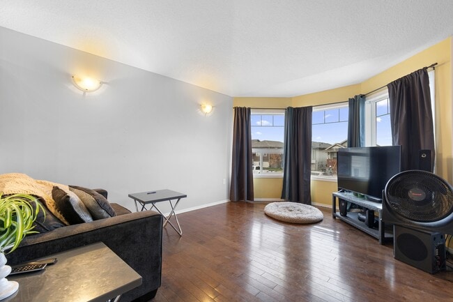 Photo - 8922-8970 70 Ave