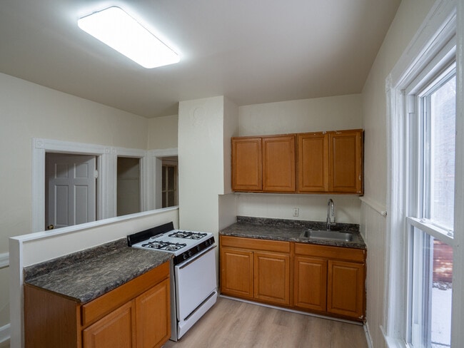 Building Photo - 431 Morris St