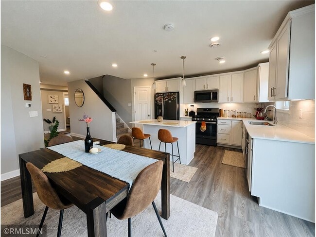 Photo - 10918 Yalta St NE