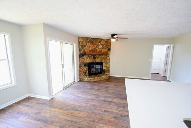 Photo - Stewarts Creek -Two Weeks Free Rent On Fir...