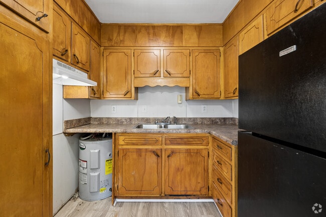 2BR, 2BA - 750SF - Kitchen - Heritage and Sherman Oaks