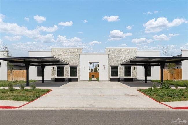 Building Photo - 21 Selena St Unit 3