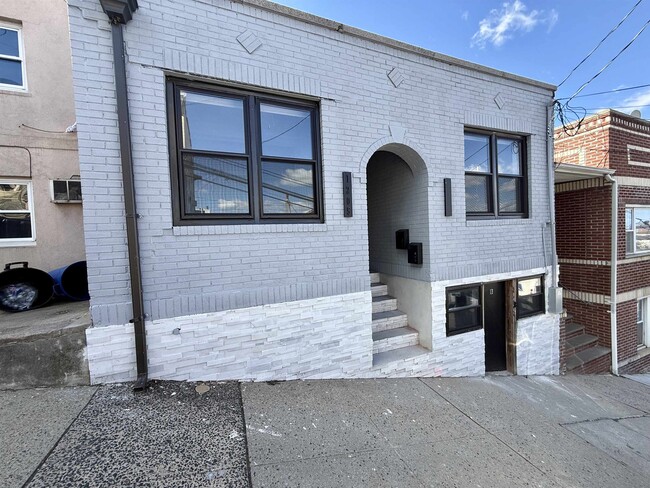 Building Photo - 1205 Hillside Pl