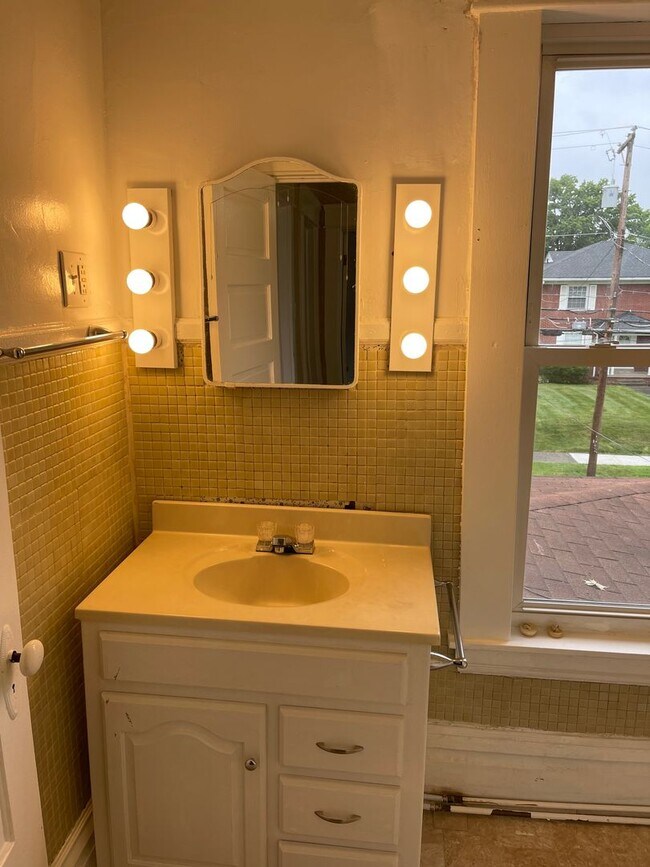 Spacious Beauty Rental For Rent in Parkersburg, WV