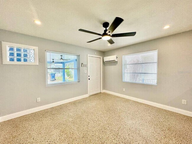 Photo - 13337 1st St E