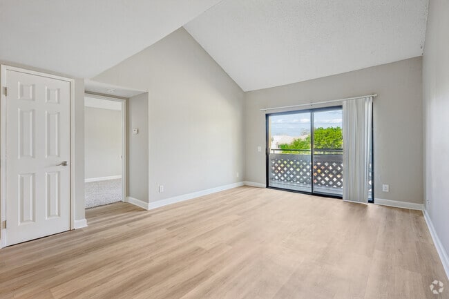 2BR, 2BA - 898SF - Living Room