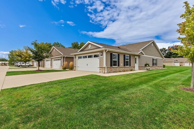 Building Photo - Redwood Warsaw