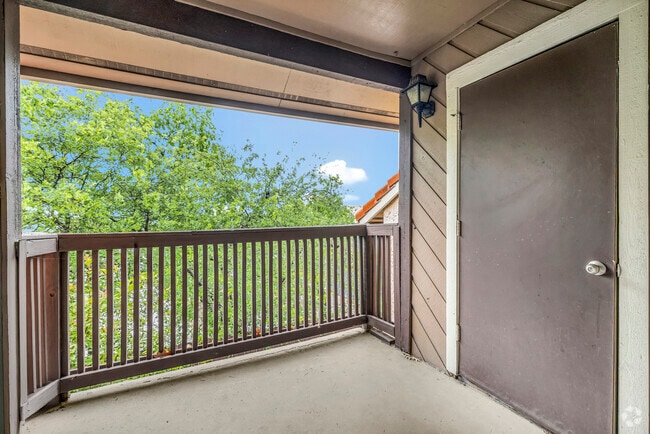 2BR, 2BA - 1100SF