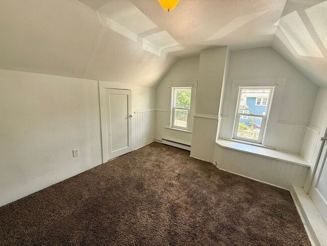 Building Photo - 324 N 3rd Ave Unit Upper