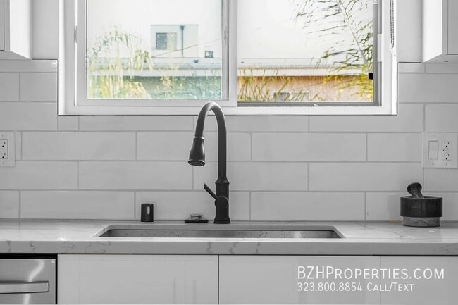 Photo - 835 N Harvard Blvd