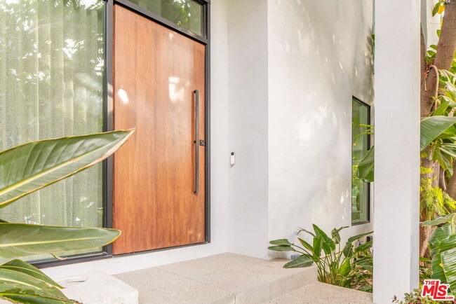 Photo - 1588 N Doheny Dr