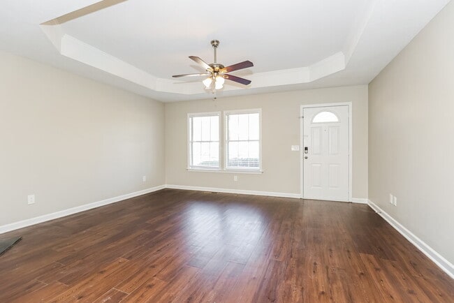 Photo - 610 E Lake Cove