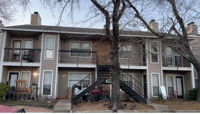 Building Photo - 2009 West Loop