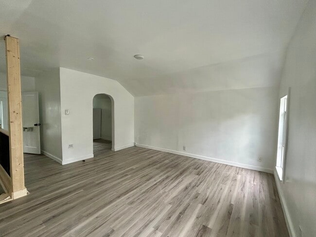 Photo - 421 W Bond St