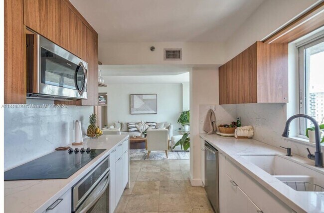 Photo - 5900 Collins Ave Unidad 1406