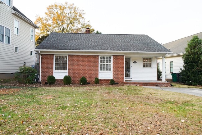 Building Photo - Cotswold 3 bed, 2bath brick ranch