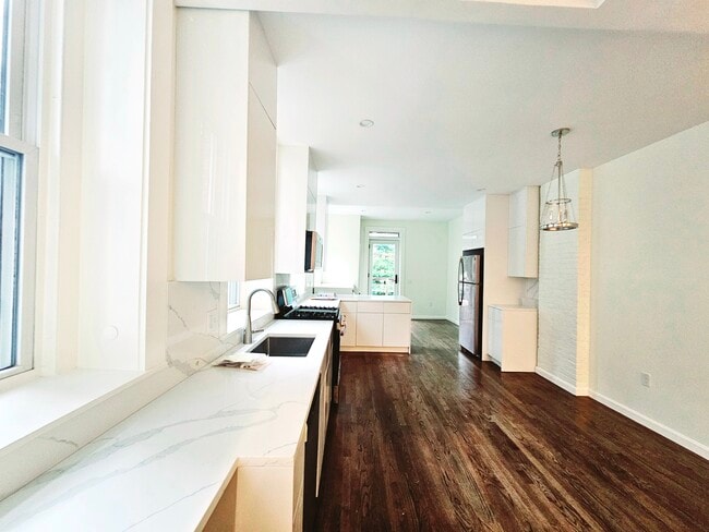 Photo - 1726 Beacon St