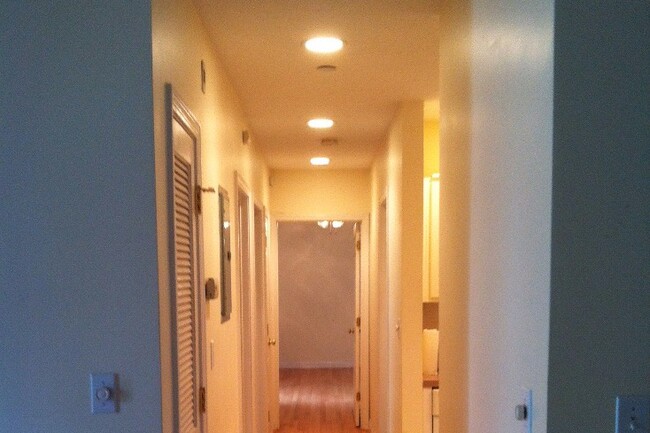 Building Photo - 111 W 8th St Unit I