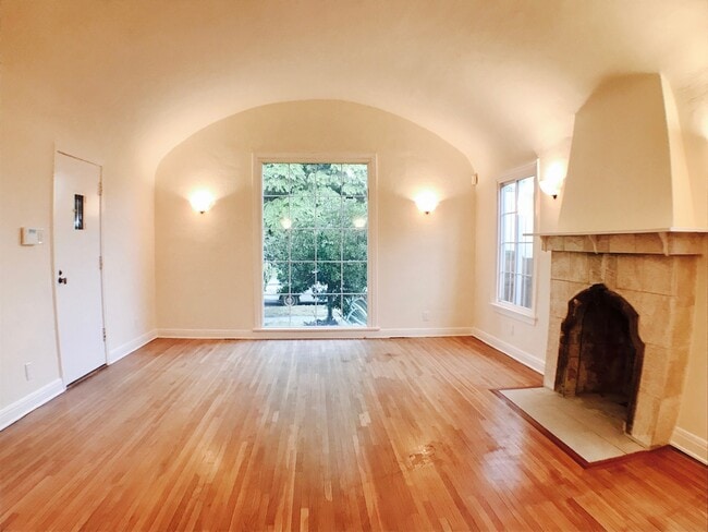 Building Photo - Traditional Spanish in one of the most highly sought-after neighborhoods