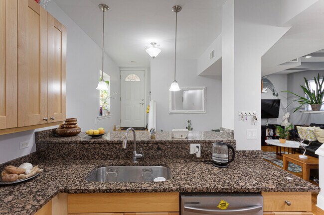 Photo - 7407 N Hoyne Ave