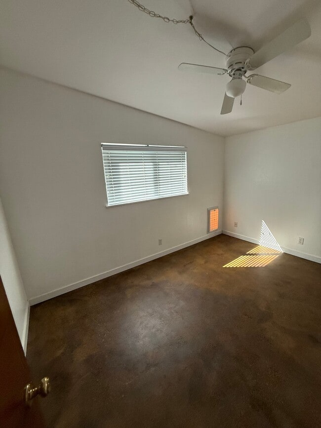 821 Shirley St NE