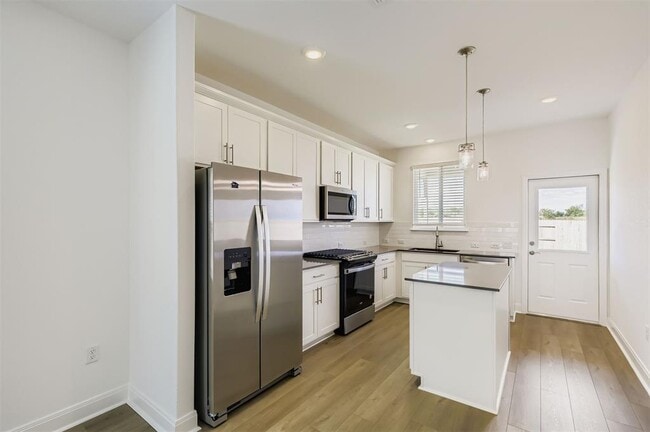 Photo - 517 Madelines Mdw Ln