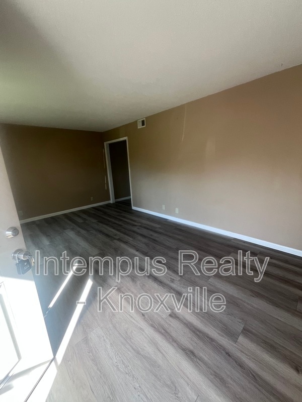 Photo - 405 Iroquois Ln