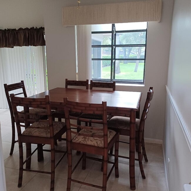 Dinette - 3940 Arelia Dr S