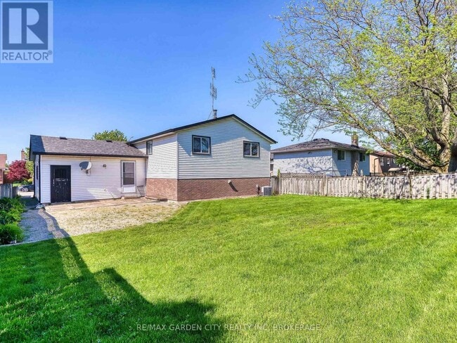 Photo - 7740 Chorozy St