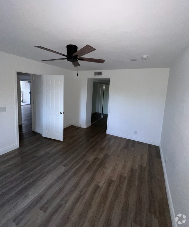 Building Photo - Modern 2-Bedroom Apartment in Gated Van Nu... Unit 6