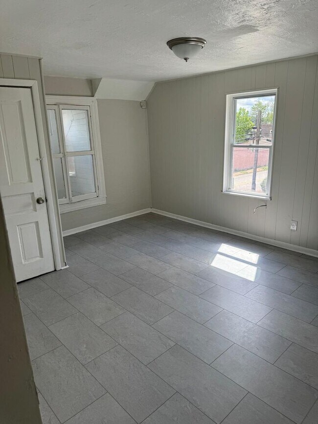 Photo - 2050 Monongahela Ave Unidad 2