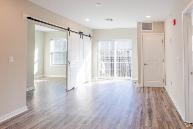 Sala de estar con balcón francés - The View At Mine Hill