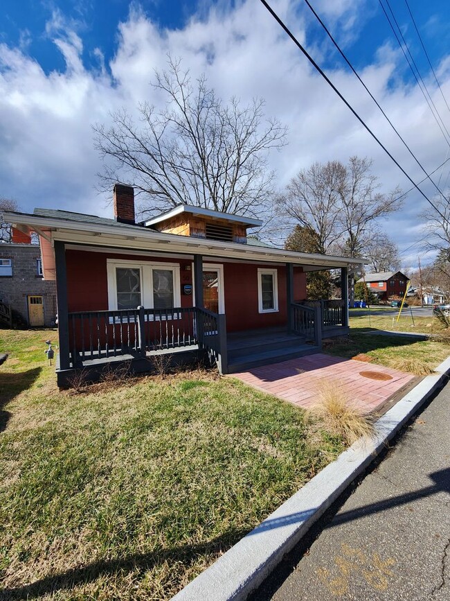 Building Photo - West Asheville Bungalow Rental