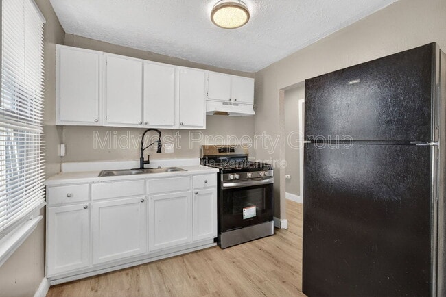 Photo - 8921 Higginson Ave