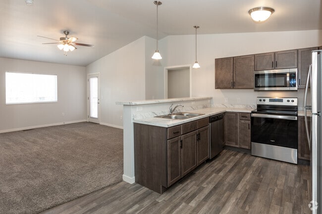 2BR, 2BA - 935SF