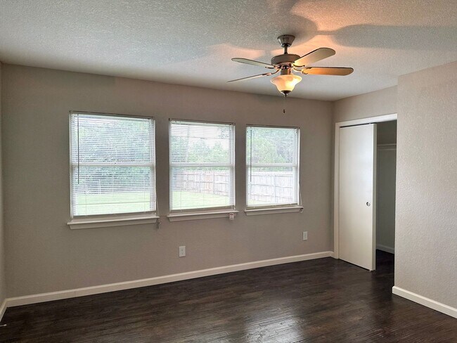Photo - 4 Bedroom / 2 Bath / 1 Car Garage